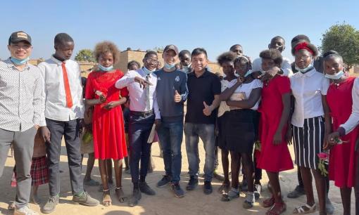 Anh Tiến Nguyễn Team Châu Phi: “Không ai than mệt dù tự tay bốc chuyển hàng trăm bao gạo” 