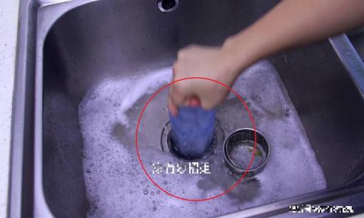 Cống thoát nước bồn rửa có tắc đến đâu, chỉ cần chai nhựa là thông tắc ngay, không tốn một xu