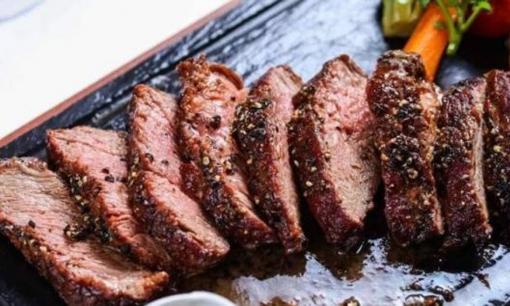 Đây là miếng thịt bò bít tết đắt nhất thế giới, hãy cùng xem đầu bếp chế biến món này như thế nào nhé!