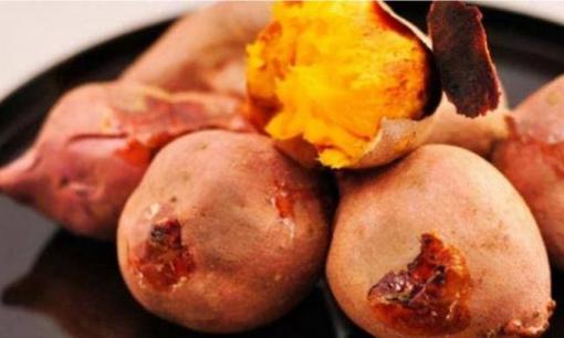 Nấu khoai lang nguyên củ với nó tương đương với 2 tiếng tập thể dục tiêu mỡ, eo thon ra, da dẻ mịn màng