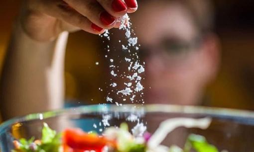 Nấu ăn nên cho muối vào trước hay sau? 90% bà nội trợ mắc sai lầm bảo sao món ăn mất vị và kém ngon