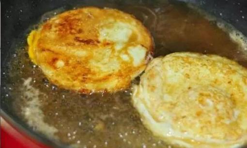 Khi chiên trứng, đừng chỉ cho dầu mà hãy cho nhiều hơn một chút 'thứ này', trứng sẽ mềm và ngon hơn