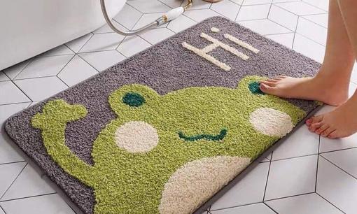 Theo kinh nghiệm của người giàu, nên đặt tấm thảm chùi chân bên trong hay bên ngoài cửa sẽ tốt hơn?