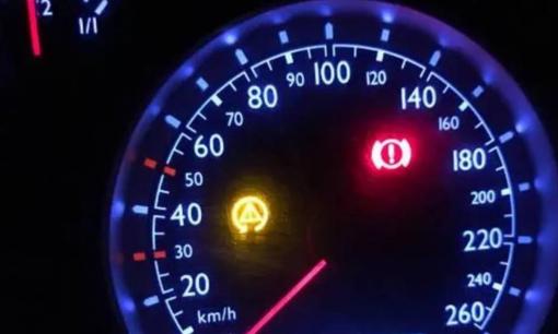 Sau khi 4 đèn này trên xe sáng, tốt nhất bạn nên dừng xe và kiểm tra ngay, nếu không có thể gây nguy hiểm