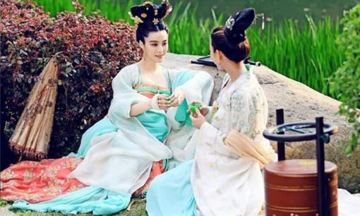 Váy của phụ nữ cổ đại bị kéo lê trên mặt đất, sao không sợ bẩn? Nguyên nhân thực ra rất đơn giản