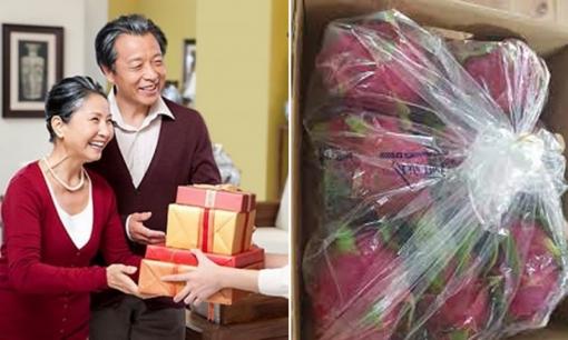 Chồng tuyên bố ly hôn vì vợ chi trăm triệu cho em trai, đưa nhà ngoại đi du lịch nhưng chỉ biếu bố mẹ chồng 1 cân thanh long