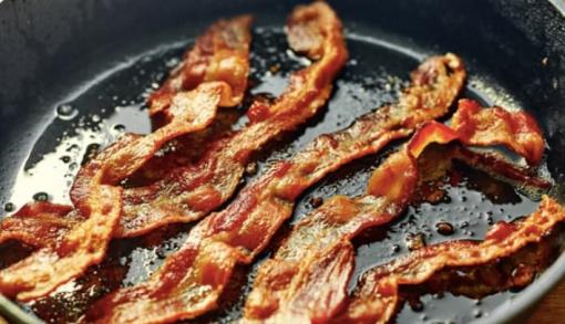 Khi chiên thịt hun khói thường cứng như đá, dạy bạn một mẹo, thịt thơm và mềm hơn đậu phụ