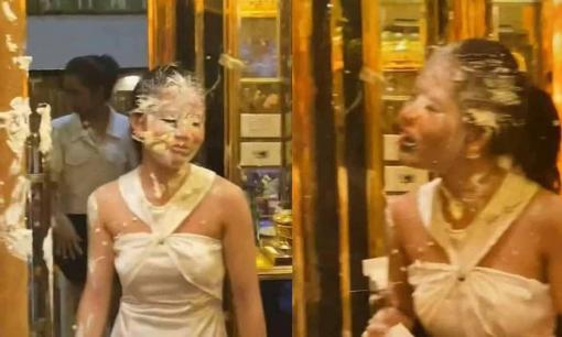 Cô gái giận 'tím người' vì bị bạn thân úp nguyên chiếc bánh kem lên mặt dù vừa make up mất 3 tiếng 
