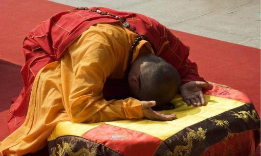 Tại sao khi lễ Phật lại phải “chắp tay”? Có đặc thù gì trong đó không? Hãy xem Phật tử nói gì