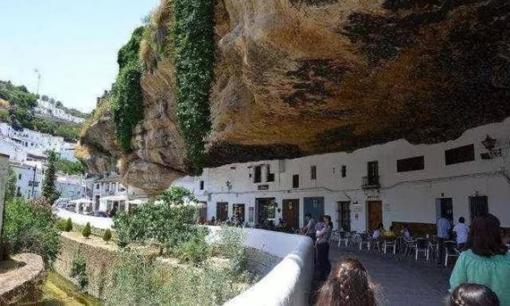 Ngôi làng 'tối' nhất thế giới, trời mưa không cần mang theo ô