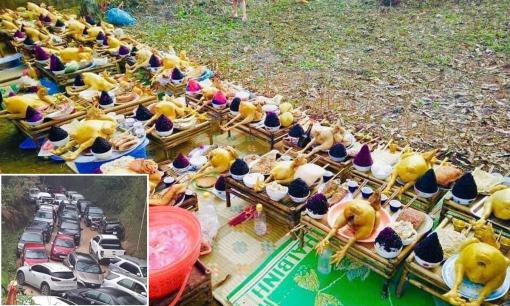 Lễ tảo mộ ở Cao Bằng gây sốt mạng xã hội với mâm cúng và dàn xe nối dài, tắc nghẽn cả đoạn đường