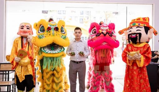 Khương Lê: Ông bố đơn thân dạy con biết nhớ về cội nguồn của mình