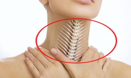 Xương cá mắc nghẹn cổ họng, nuốt cơm dấm là sai! Dạy bạn mẹo nhỏ, xương cá sẽ tự động 'hết veo'