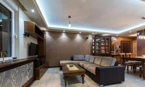 Khi trang trí nhà mới, vợ muốn lát sàn phòng khách bằng gỗ, còn bố mẹ lại muốn lát gạch, tôi phải làm thế nào?