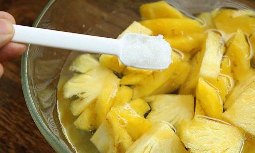 Ăn dứa mà ngâm nước muối có đúng không? Người trồng trái cây hướng dẫn bạn cách làm đúng, ăn ngon mà không rát lưỡi