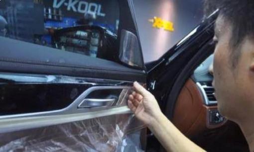 Khi mua ô tô mới về nhà, điều đầu tiên mà những người lái ô tô lâu nằm làm là vứt nó đi, nhưng những người mới tập lại coi nó như một báu vật