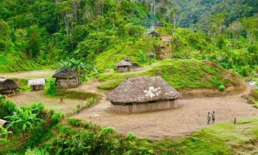 Có 600 bộ lạc trên đảo, đàn ông và phụ nữ có thân hình đáng ghen tị, nhưng cách sinh sản có phần không thể chấp nhận được