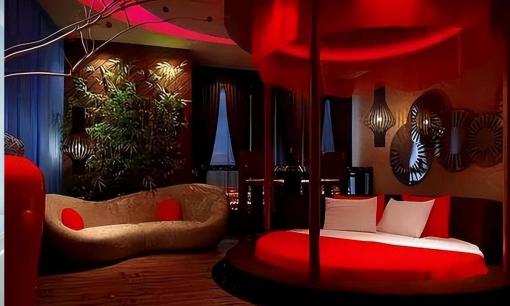 Tại sao khách sạn tình yêu lại đặt thêm một chiếc 'ghế' thế này? Hóa ra có rất nhiều công dụng