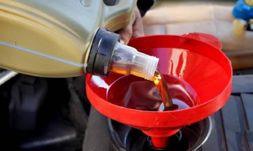 Thay nhớt sau mỗi 5000km? Bậc thầy sửa chữa ô tô sẽ dạy bạn bao lâu thì nên thay mới là tốt nhất