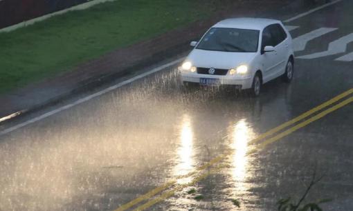 Có nên bật đèn khẩn cấp khi lái xe dưới trời mưa? 90% chủ xe đang làm sai