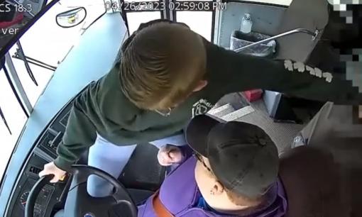 Tài xế xe buýt đột ngột bất tỉnh, cậu bé 13 tuổi nhanh trí dừng xe cứu 66 người