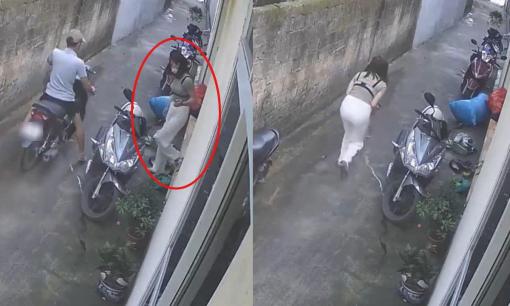 Người phụ nữ 'não cá vàng', xuống đường mới biết mặc lộn nội y ra ngoài