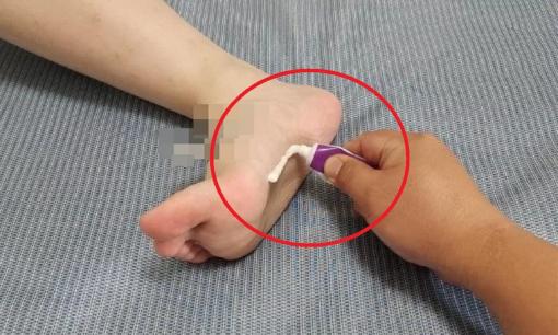 Trước khi đi ngủ bôi kem đánh răng vào 'lòng bàn chân' hiệu quả thật đấy, nhưng tiếc là nhiều người chưa biết