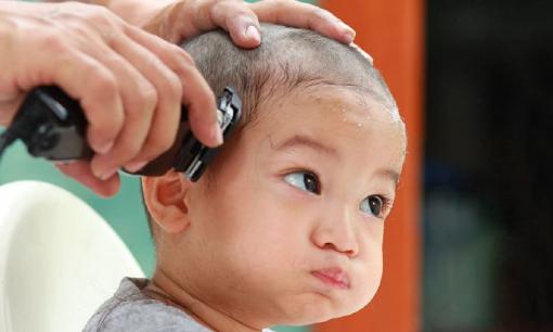 Có nên cạo trọc đầu cho bé trai vào mùa hè không? Bé gái có nên cắt tóc ngắn không? Biết để tránh mắc sai lầm