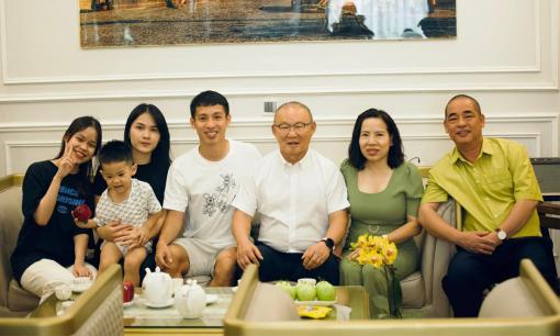 HLV Park Hang Seo thăm gia đình tiền vệ Đỗ Hùng Dũng