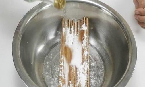 Đũa lâu ngày mốc meo, vi khuẩn còn nhiều hơn cả 'giẻ lau'? Rắc một ít 'nó', làm sạch và khử trùng