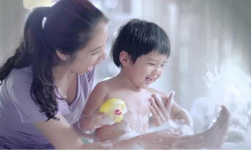 Đâu là thời điểm lý tưởng để cha mẹ ngừng việc tắm cho con? Lời khuyên từ các chuyên gia