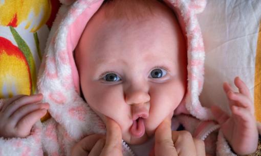 Tại sao chúng ta có xu hướng cắn, bóp hoặc véo những thứ dễ thương?