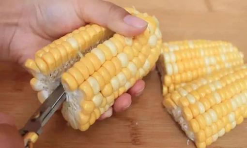 Tách hạt ngô có khó không? Tìm 'công tắc nhỏ', ấn và xoay, dễ dàng tách toàn bộ hạt ngô