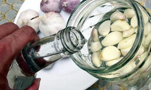 Ngâm tỏi trong rượu trắng có tác dụng gì? Thực tế, nó giải quyết được nhiều phiền toái