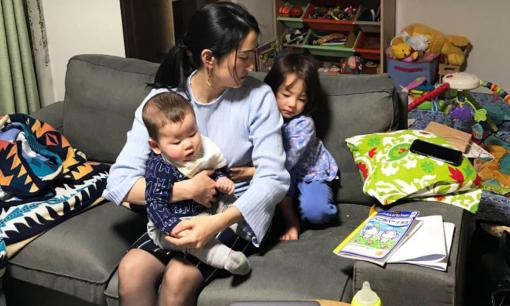 Sau kỳ nghỉ thai sản, các bà mẹ nên tiếp tục ở nhà chăm con hay đi làm luôn?