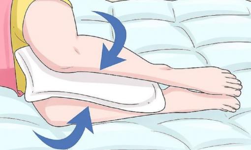 Tại sao phụ nữ thích kẹp chăn, gối giữa hai chân khi ngủ? Những kiểu ngủ nào có hại cho cơ thể?