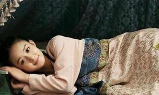 Tại sao cung nữ thời cổ đại lại ngủ nghiêng và chân của họ phải được đặt đúng cách? Lý do cho điều này là gì?