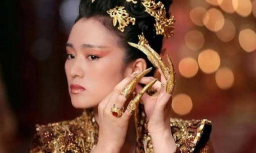 Công dụng bộ móng tay dài của phi tần nhà Thanh là gì? Không chỉ để thuận tiện cho Hoàng đế, mà còn cho các chức năng khác