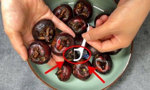 Hóa ra bóc củ mã thầy đơn giản thế, chỉ cần một cây tăm, 5 giây một cái, đơn giản và nhanh chóng