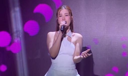 Đông Nhi khoe giọng hát live ấn tượng khi lần đầu trình diễn ca khúc mới