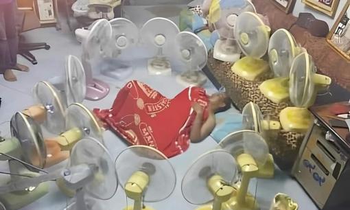 Người đàn ông bật cùng lúc gần 20 chiếc quạt để ngủ, dân mạng phán: 'Ngủ dậy chín luôn'