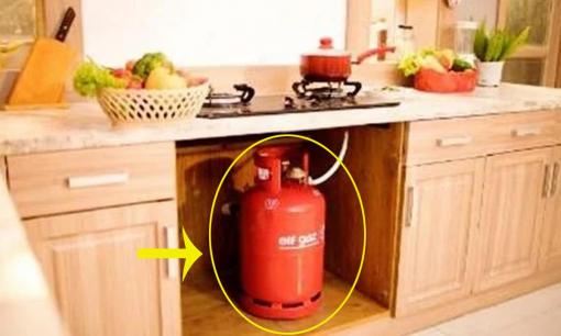 Để bình gas ngay dưới bếp dễ gây cháy nổ, vậy phải đặt như thế nào mới đúng?