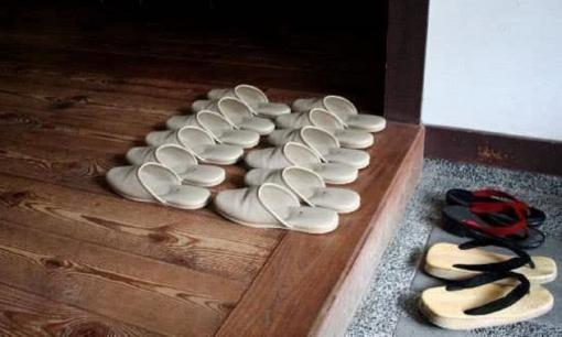 Người Nhật luôn cởi giày trước khi vào trong nhà, gặp phải người có mùi hôi chân thì phải làm sao? Cô gái Nhật nói với bạn sự thật