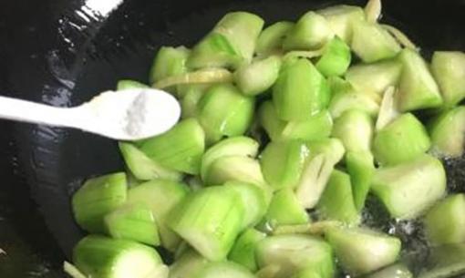 Mướp khi xào có bị thâm đen không? Nắm vững mẹo nhỏ này để mướp ngon và tươi xanh đẹp mắt