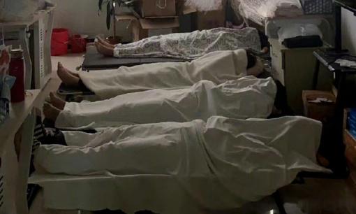 Hết hồn với hình ảnh của dân văn phòng, ngủ trưa mà cứ tưởng đang ở 'nhà xác'