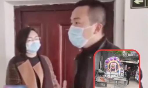 Bạn gái nhắn 'bà dì em đi rồi, tối anh qua nhé', chàng trai liền mang vòng hoa đến viếng nhưng bị chửi 'sấp mặt'