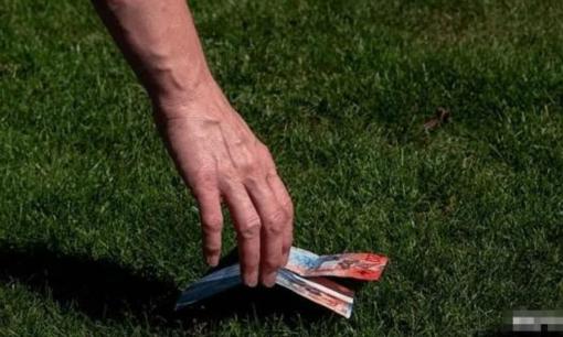 Tổ tiên nói: “Ra ngoài không nhặt sáu thứ kẻo hao tài tốn của”. Bạn có đồng ý không?