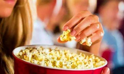Tại sao nhiều người vẫn ăn bắp rang bơ ở rạp chiếu phim, mặc dù chúng từng bị cấm
