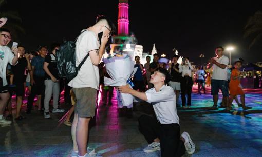 Màn cầu hôn của cặp đôi đồng giới nam giữa nơi công cộng gây sốt: 'Về cùng một nhà với anh em nhé!'