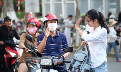 Đừng hỏi: 'Con có làm được bài không?', đây là bốn câu cha mẹ thông thái nên nói với con sau khi thi xong